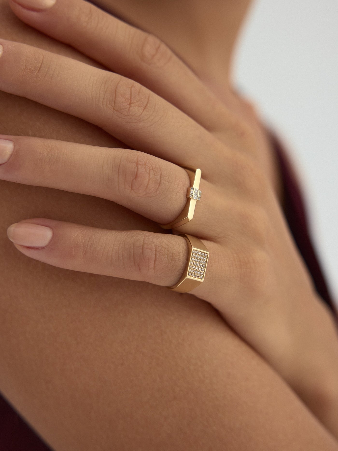 Baget ve Yuvarlak Taşlı Modern 14K Altın Yüzük - Elef Kuyumculuk