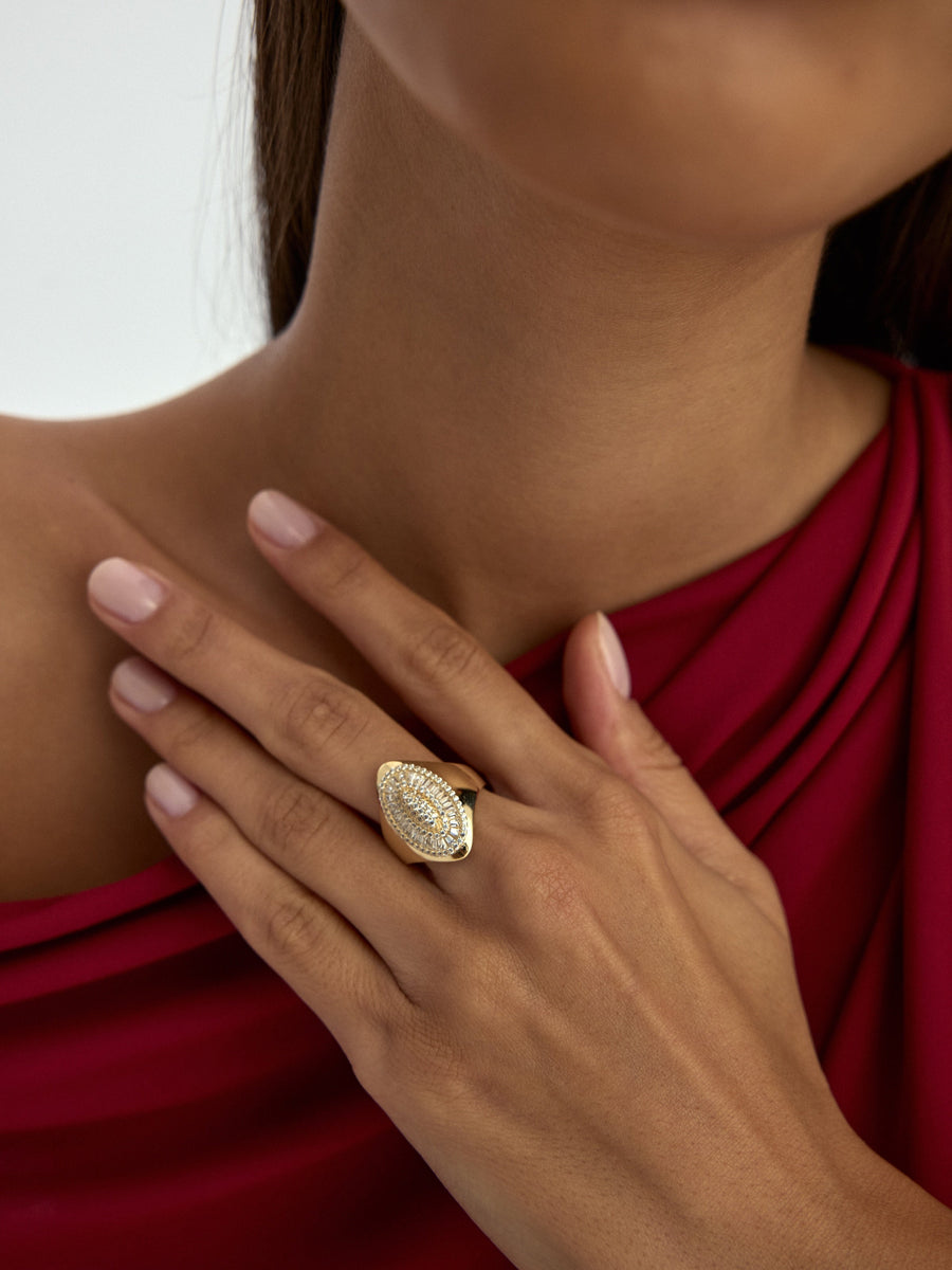 Baget ve Yuvarlak Taşlı Oval Formlu 14K Altın Yüzük
