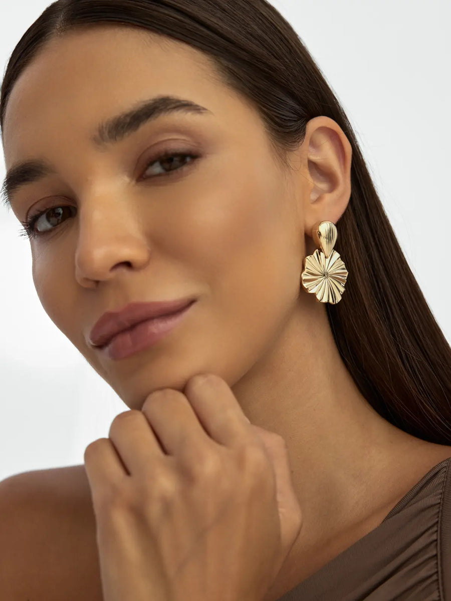 Deniz Kabuğu ve Soyut Çiçek Formlu 14K Altın Küpe