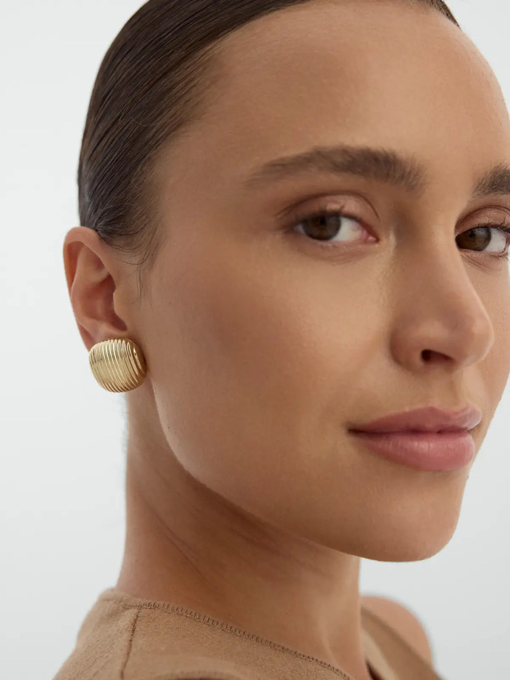 Dikey Çizgi Dokulu Oval Form 14K Altın Küpe - Elef Kuyumculuk