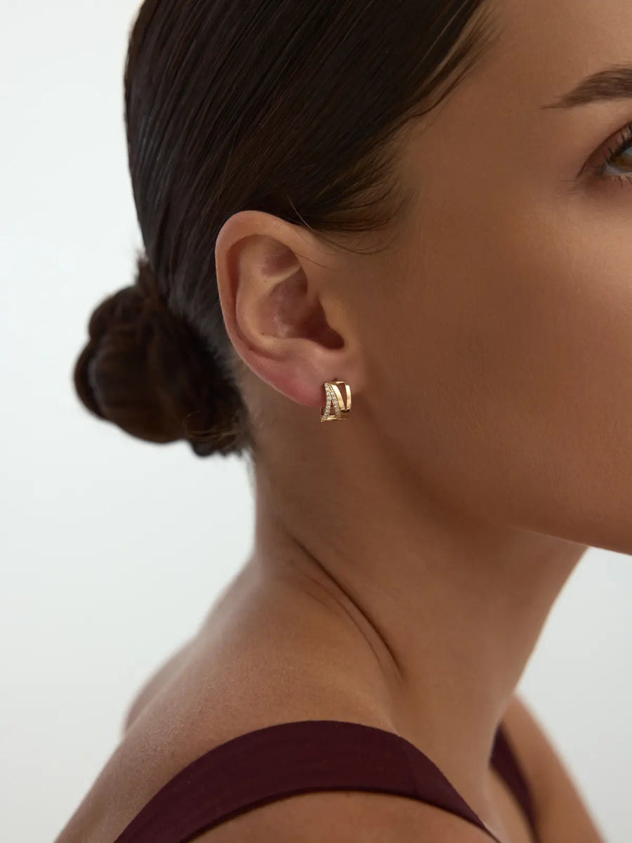 Geometrik Kesitli Taş Detaylı 14K Altın Küpe