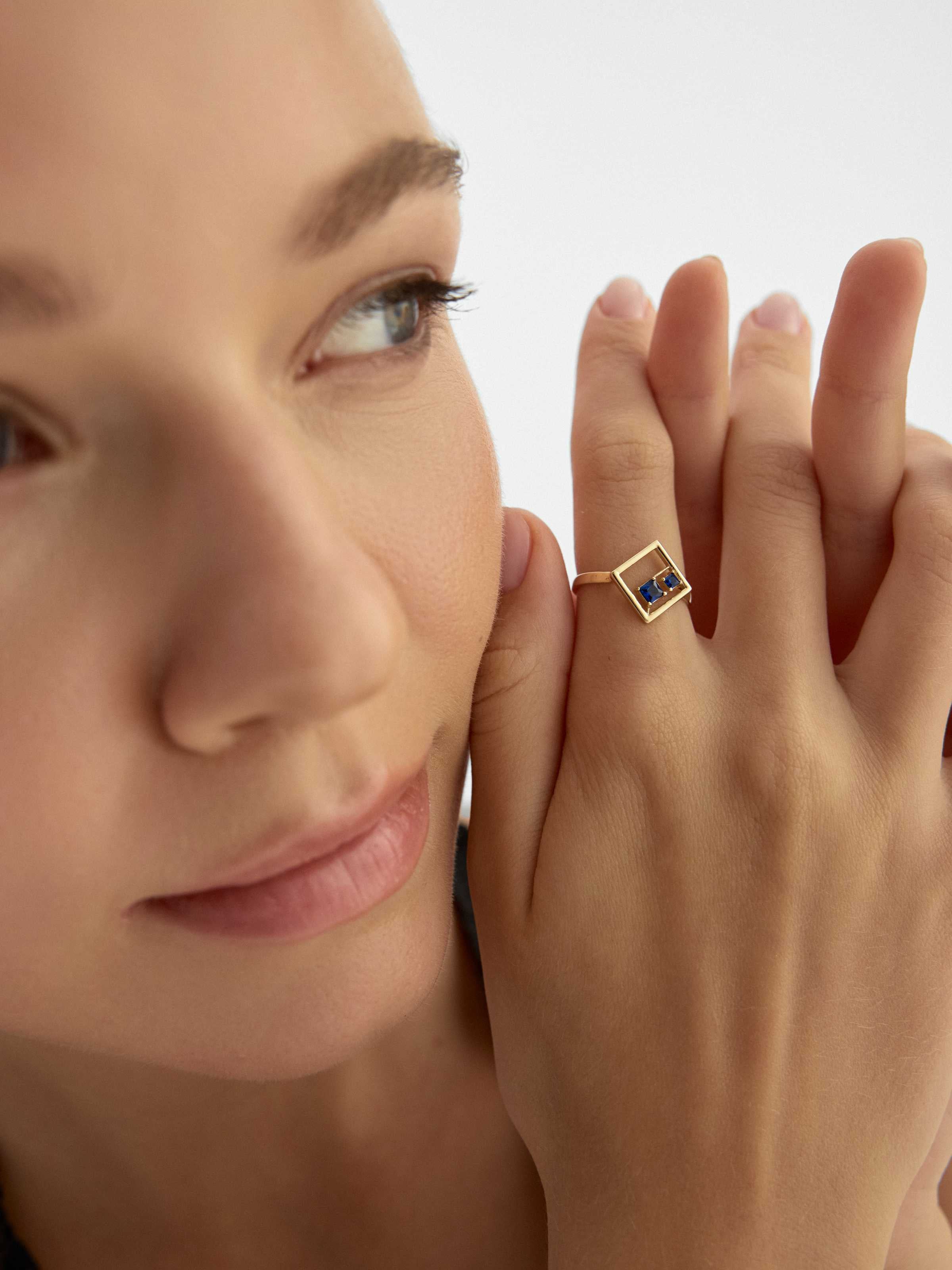 Geometrik Safir Rengi Taşlı Modern 14K Altın Yüzük - Elef Kuyumculuk