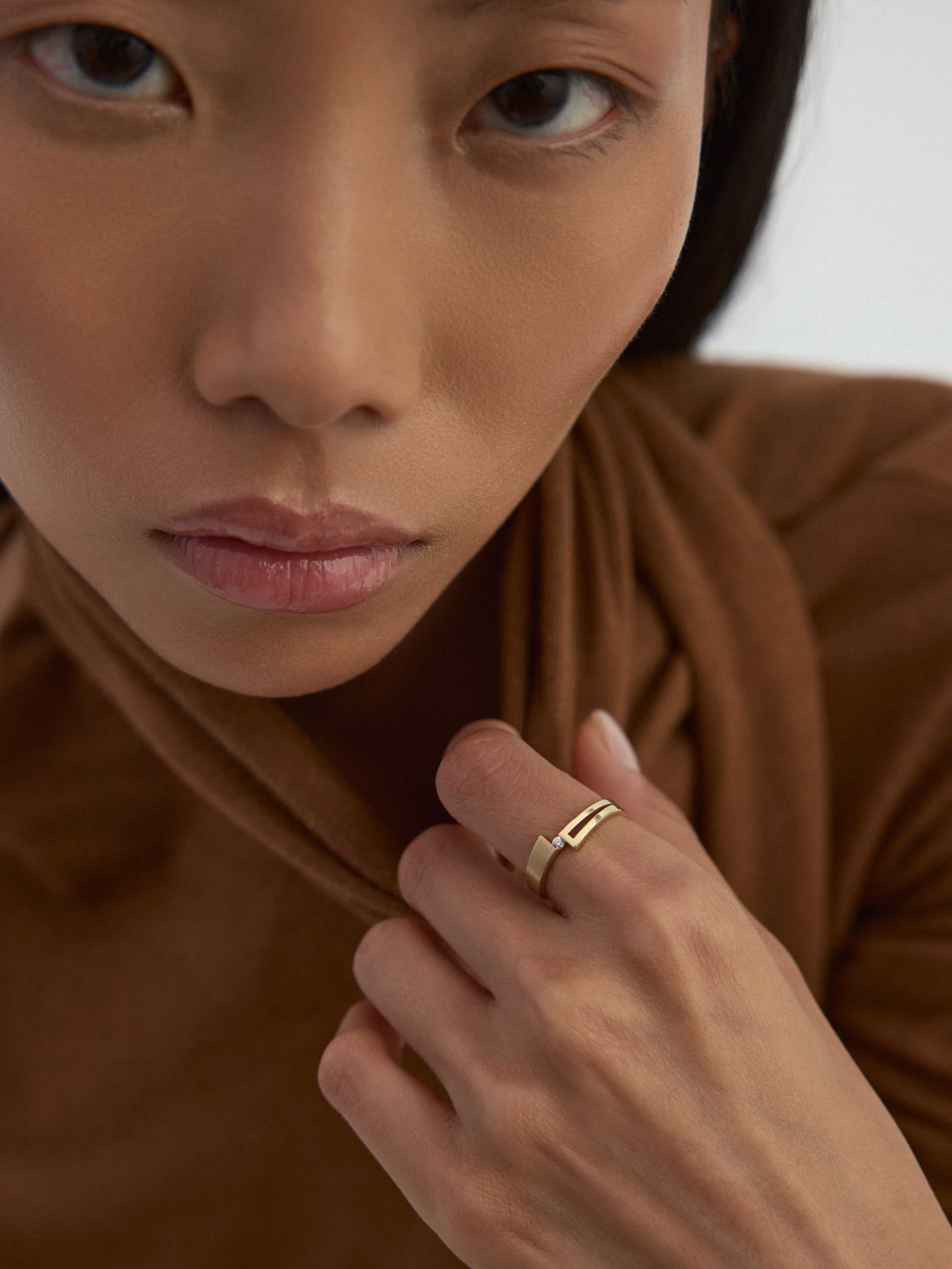 Geometrik Tek Taşlı Modern 14K Altın Yüzük - Elef Kuyumculuk