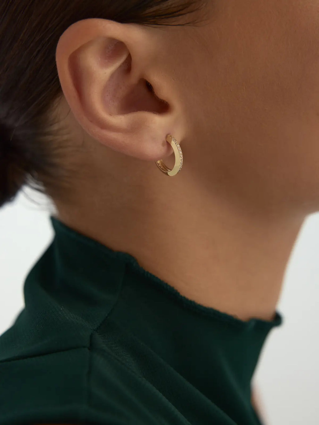 İnce Sıralı Taş Detaylı Halka 14K Altın Küpe - Elef Kuyumculuk