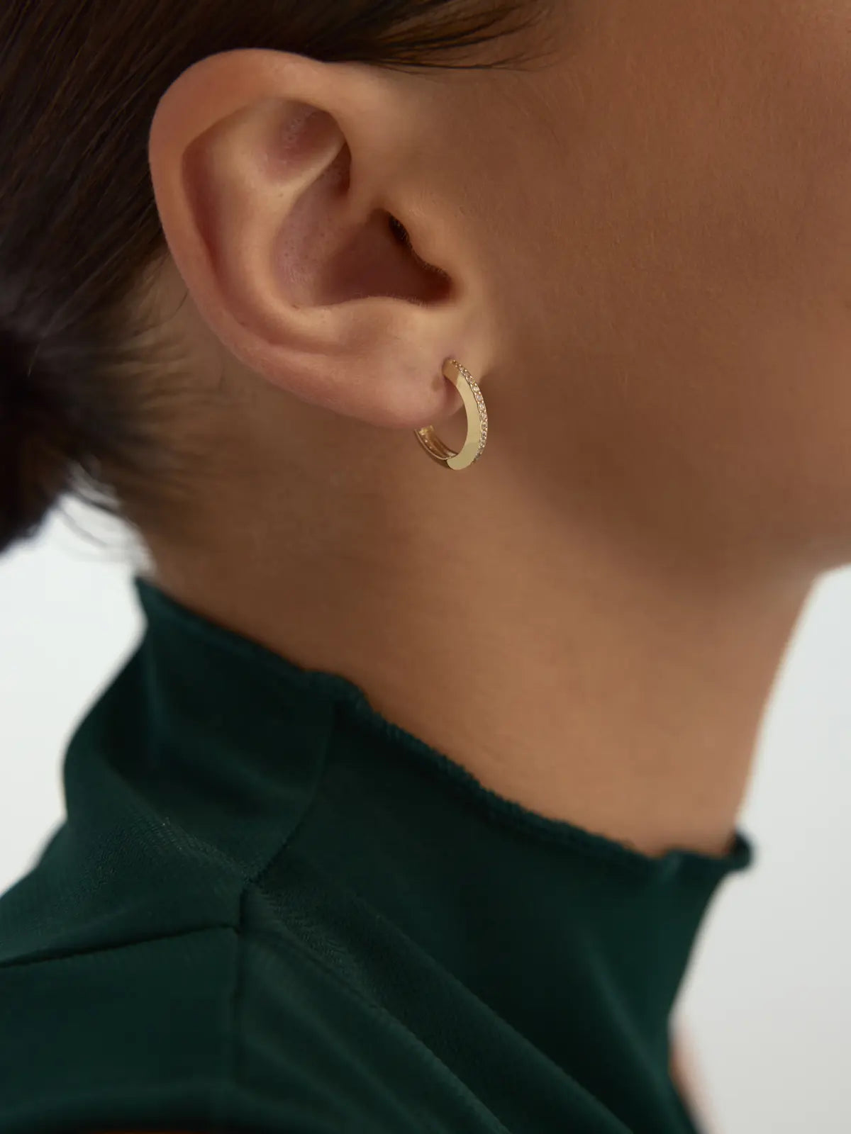İnce Sıralı Taş Detaylı Halka 14K Altın Küpe - Elef Kuyumculuk