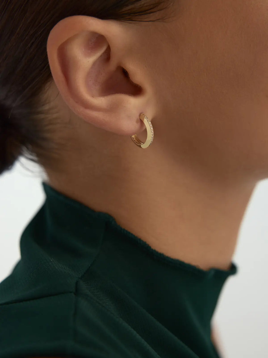 İnce Sıralı Taş Detaylı Halka 14K Altın Küpe