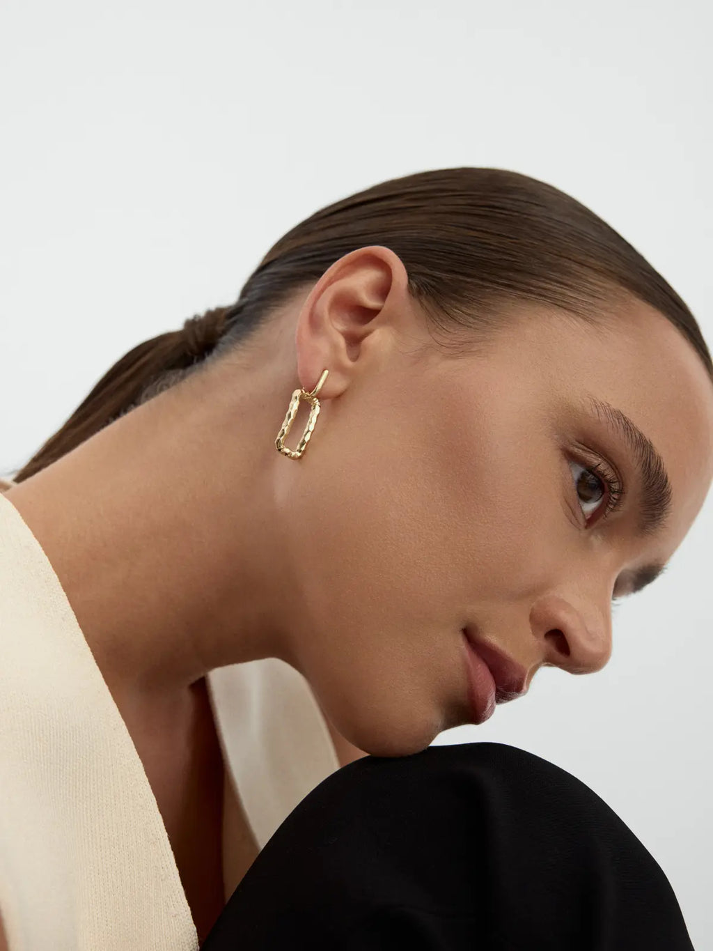 Kırık Dokulu Oval Formlu 14K Altın Küpe - Elef Kuyumculuk