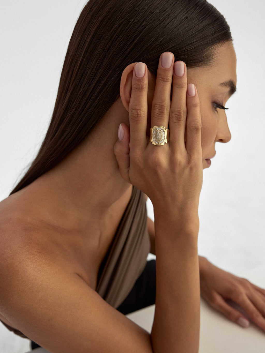 Oval Formlu Baget ve Yuvarlak Taşlı Modern 14K Altın Yüzük - Elef Kuyumculuk