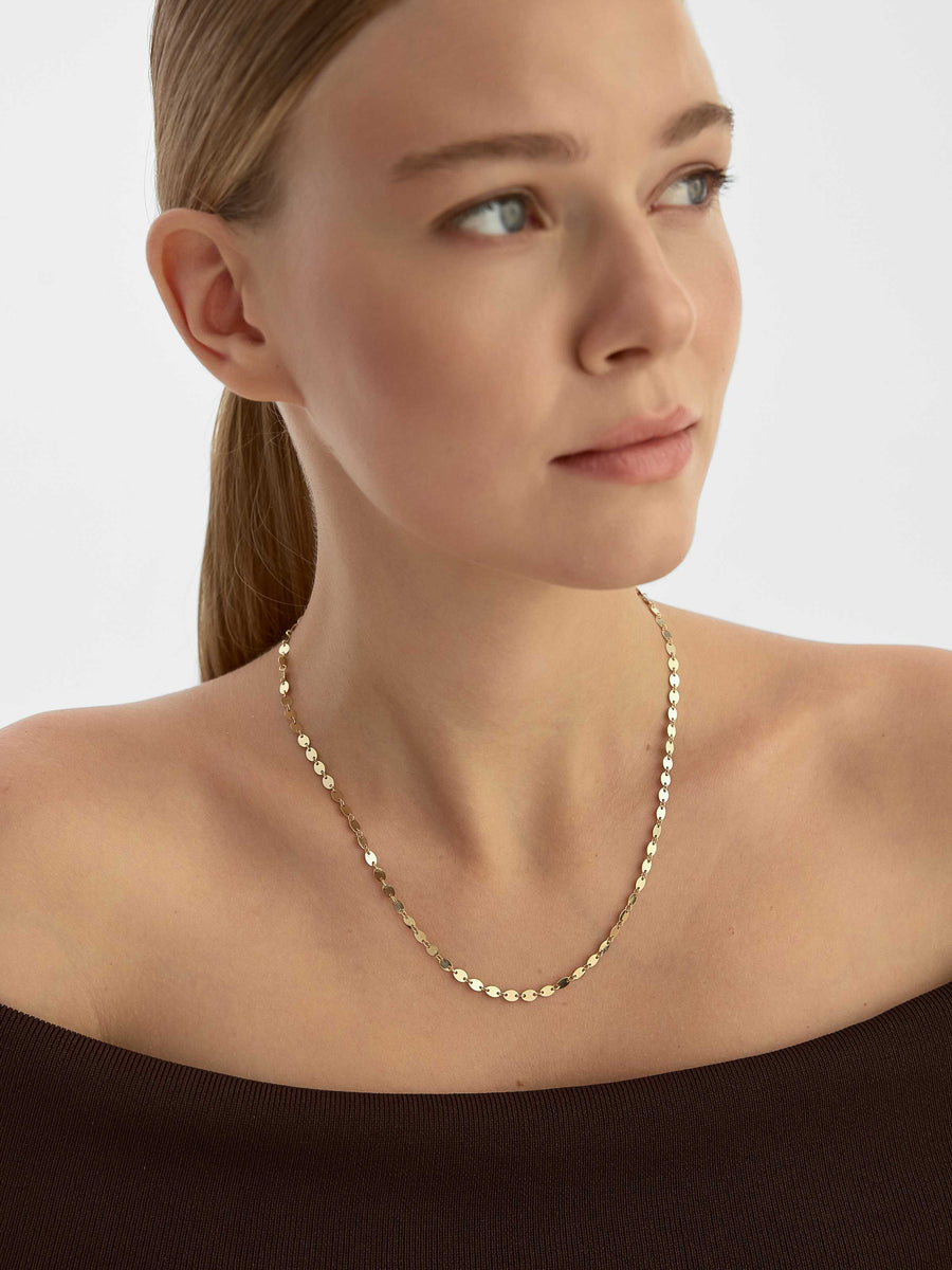 Oval Formlu Plaka Dizili 14K Altın Kolye