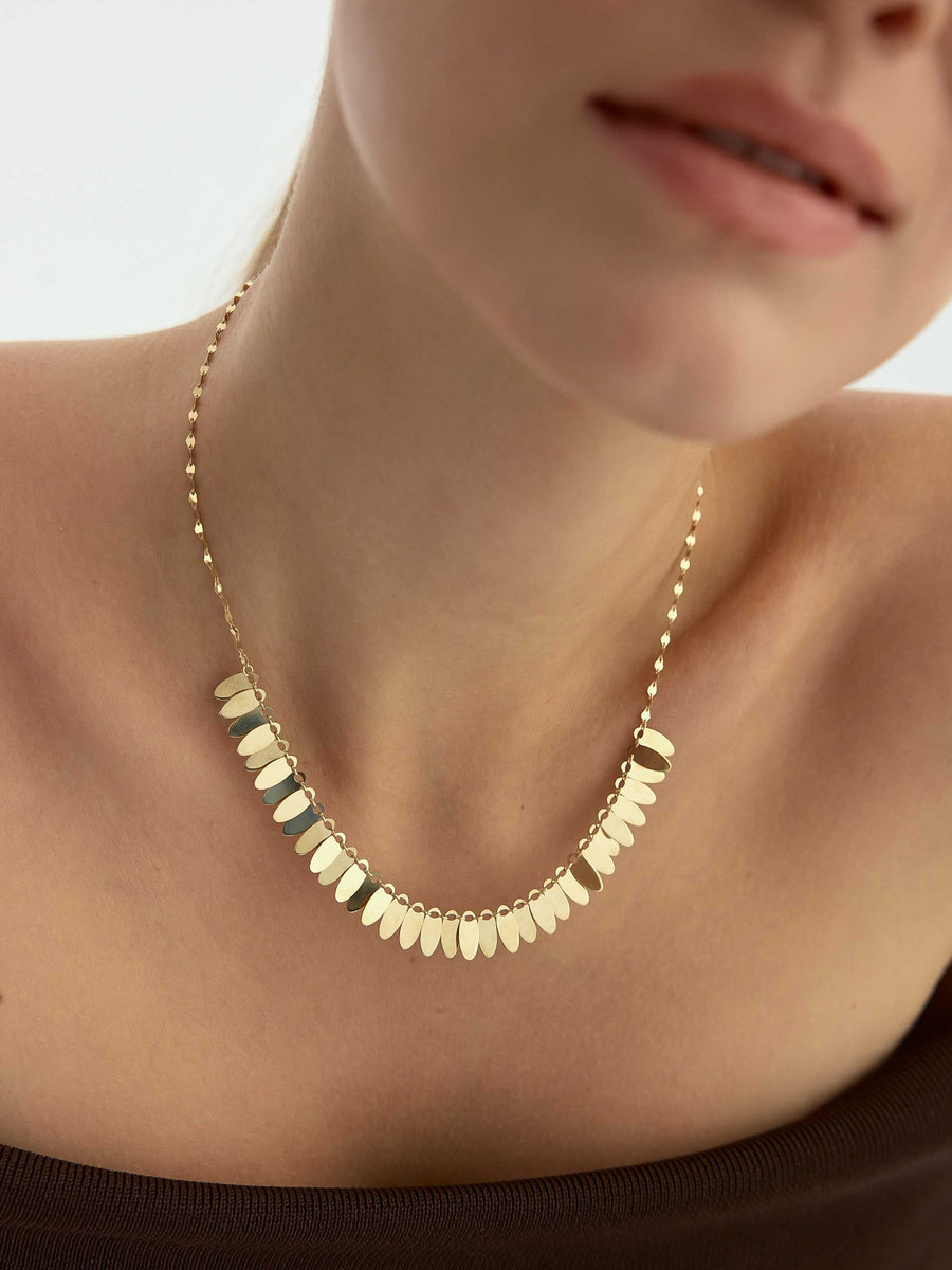 Oval Formlu Sallantılı 14K Altın Kolye