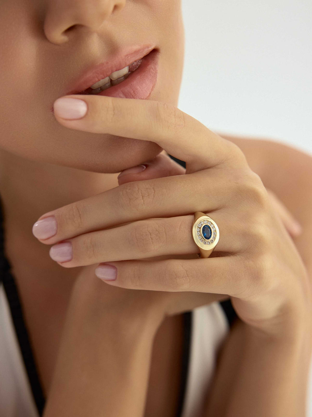 Oval Safir Rengi ve Halo Taşlı 14K Altın Yüzük - Elef Kuyumculuk