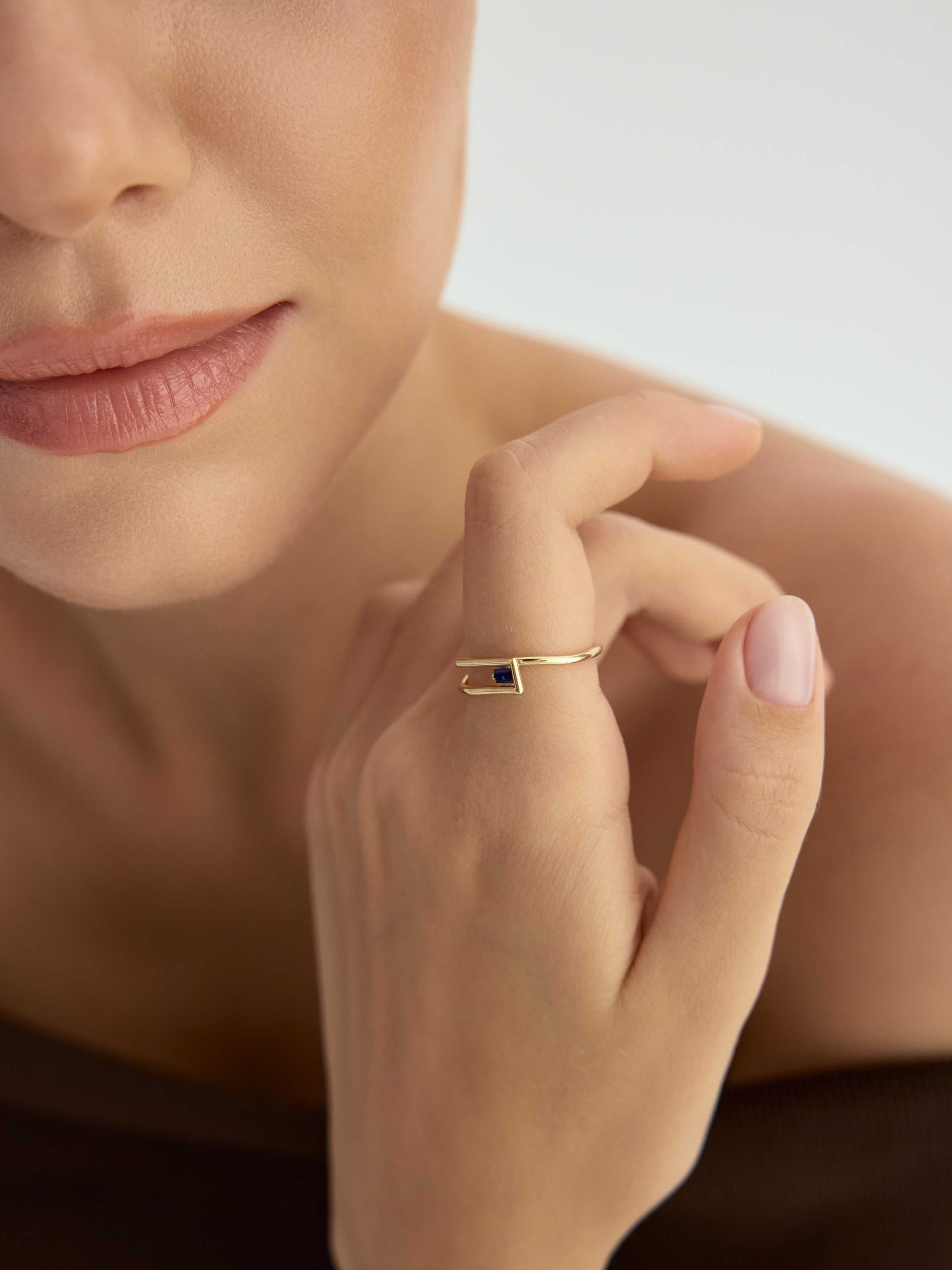 Safir Rengi Baget Taşlı Modern 14K Altın Yüzük - Elef Kuyumculuk