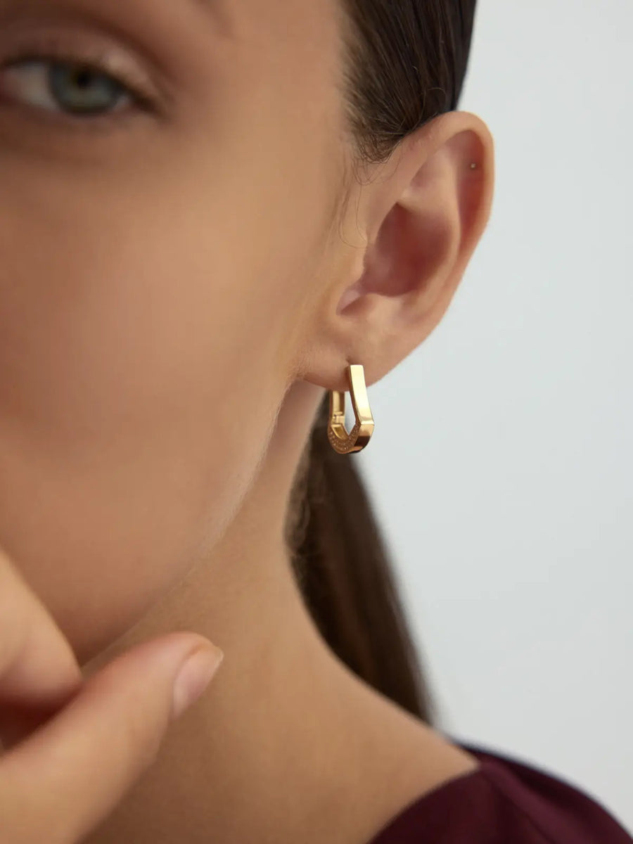 Sıralı Taşlı Kemer Form 14K Altın Küpe