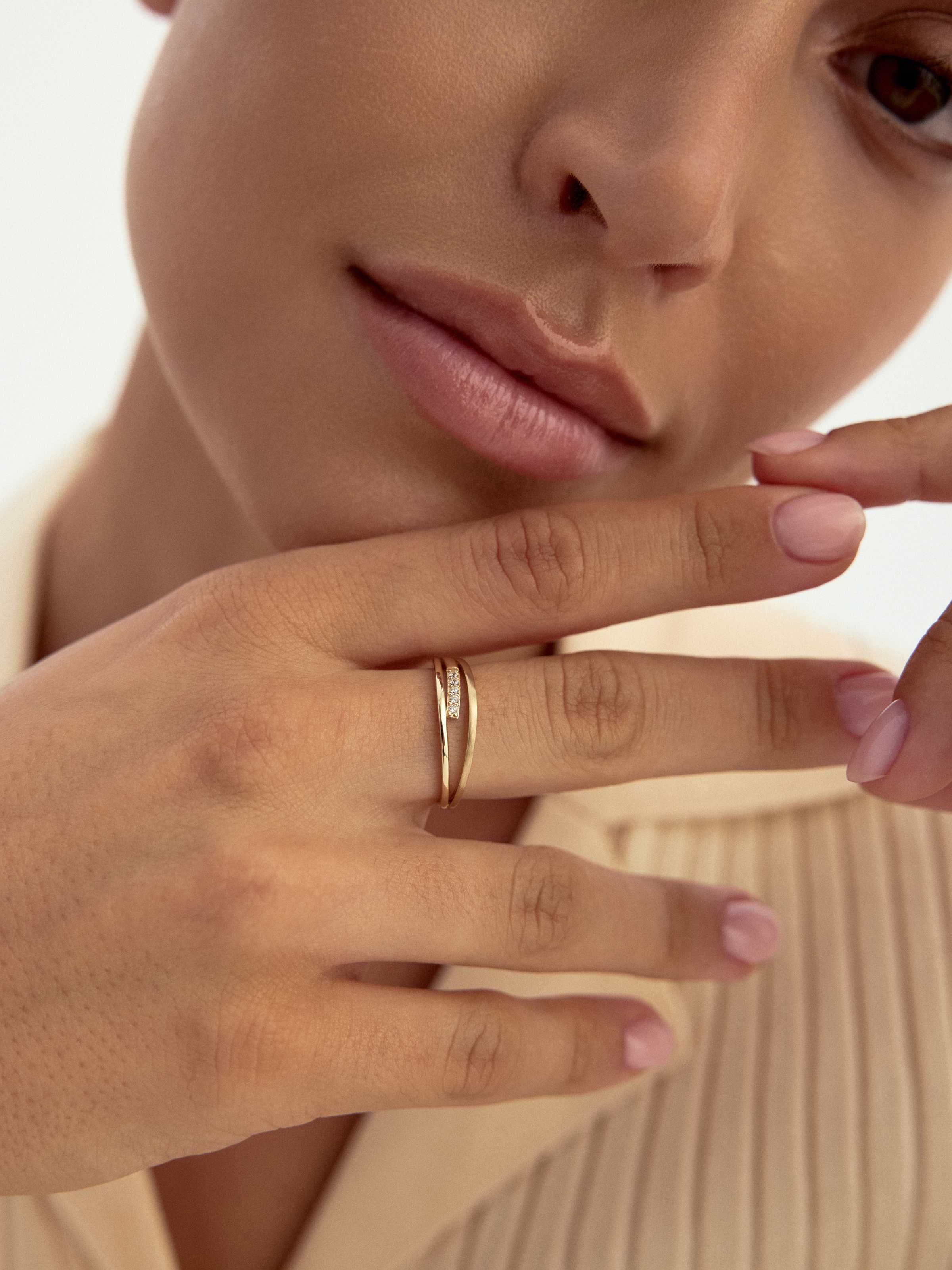 Sıralı Taşlı Modern 14K Altın Yüzük - Elef Kuyumculuk