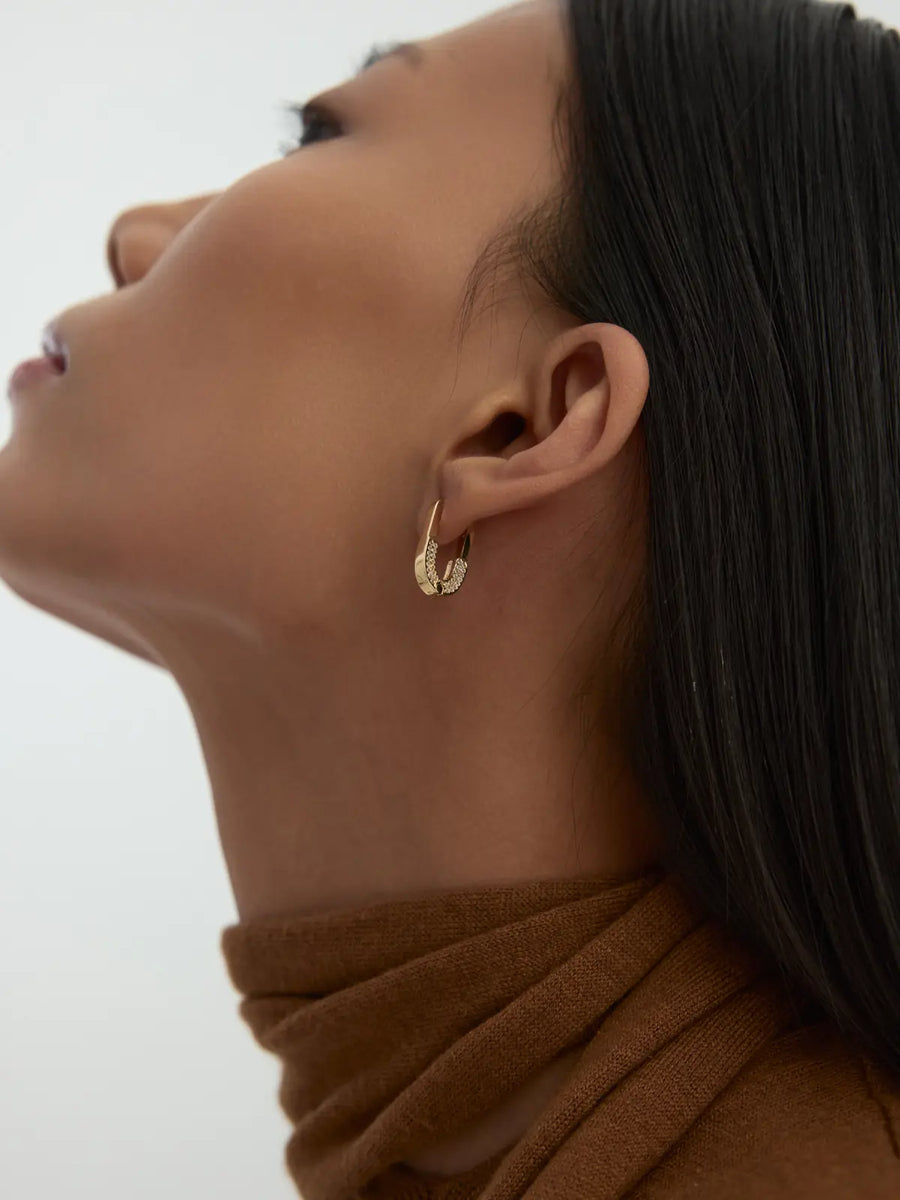 Taş Detaylı Oval 14K Altın Küpe