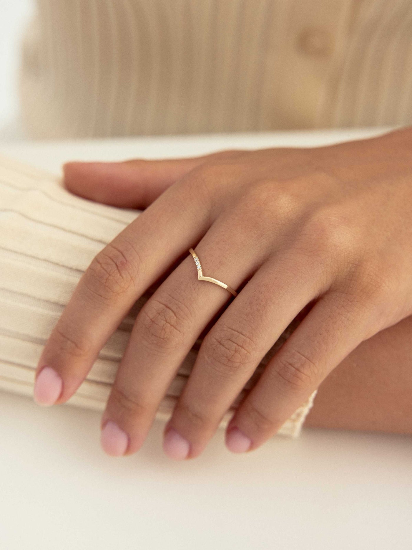 V Formlu Minimal Taşlı 14K Altın Yüzük - Elef Kuyumculuk