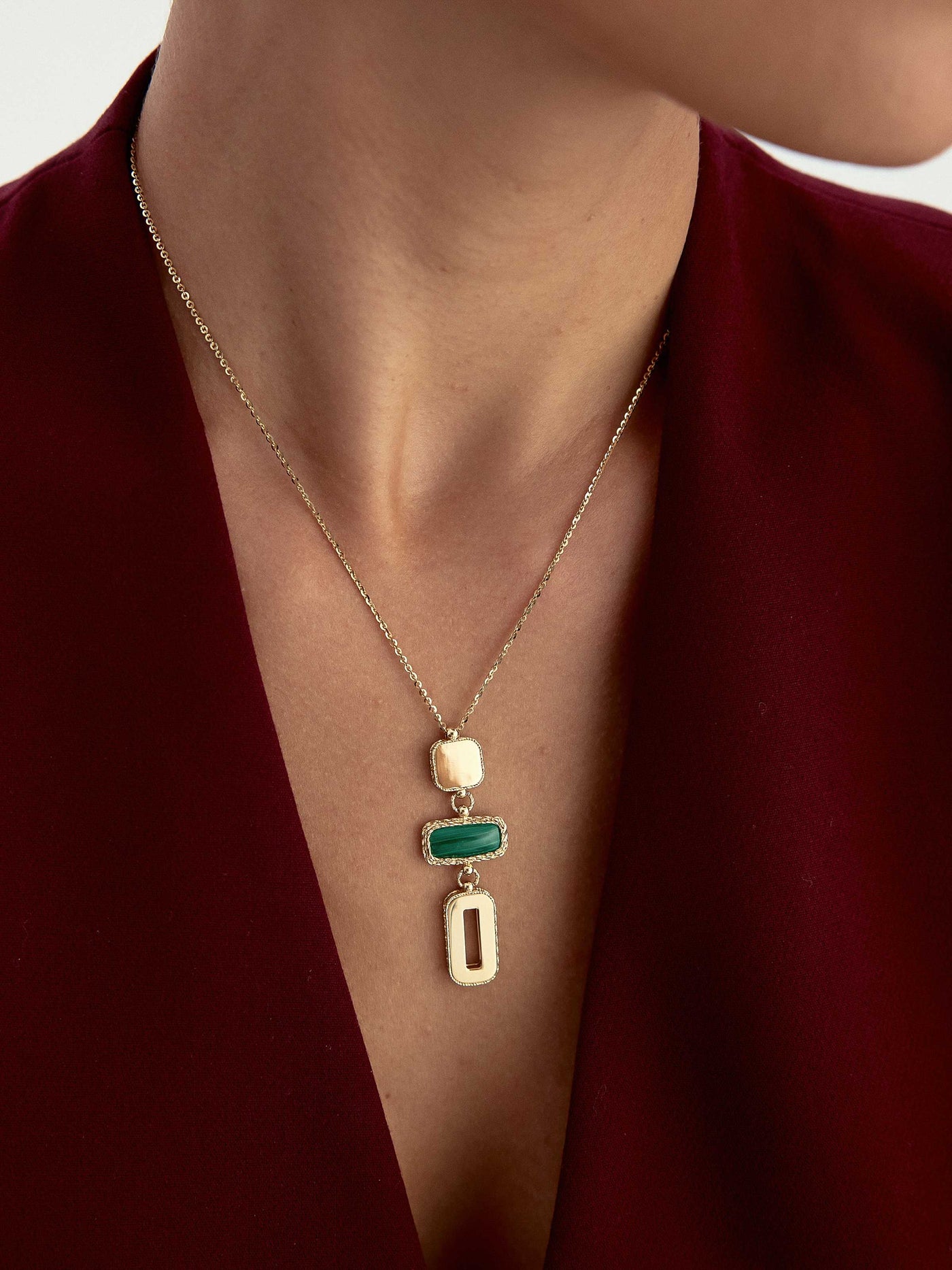 Zümrüt Rengi Taşlı Sıralı Motifli Modern 14K Altın Kolye - Elef Kuyumculuk
