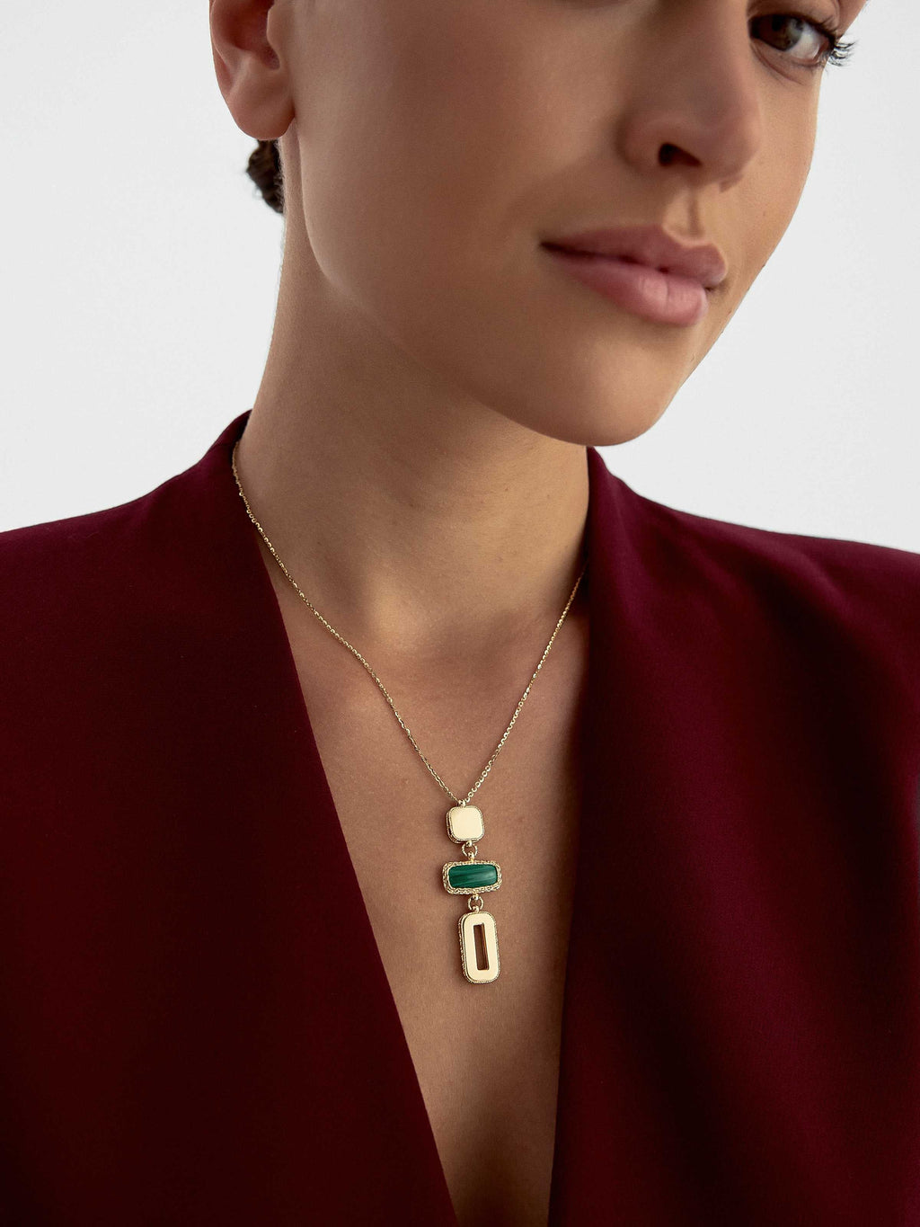 Zümrüt Rengi Taşlı Sıralı Motifli Modern 14K Altın Kolye - Elef Kuyumculuk