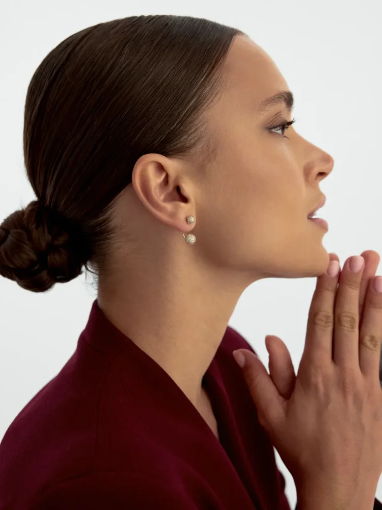 Taşlı Küre Formlu Sallantılı 14K Altın Küpe - 4