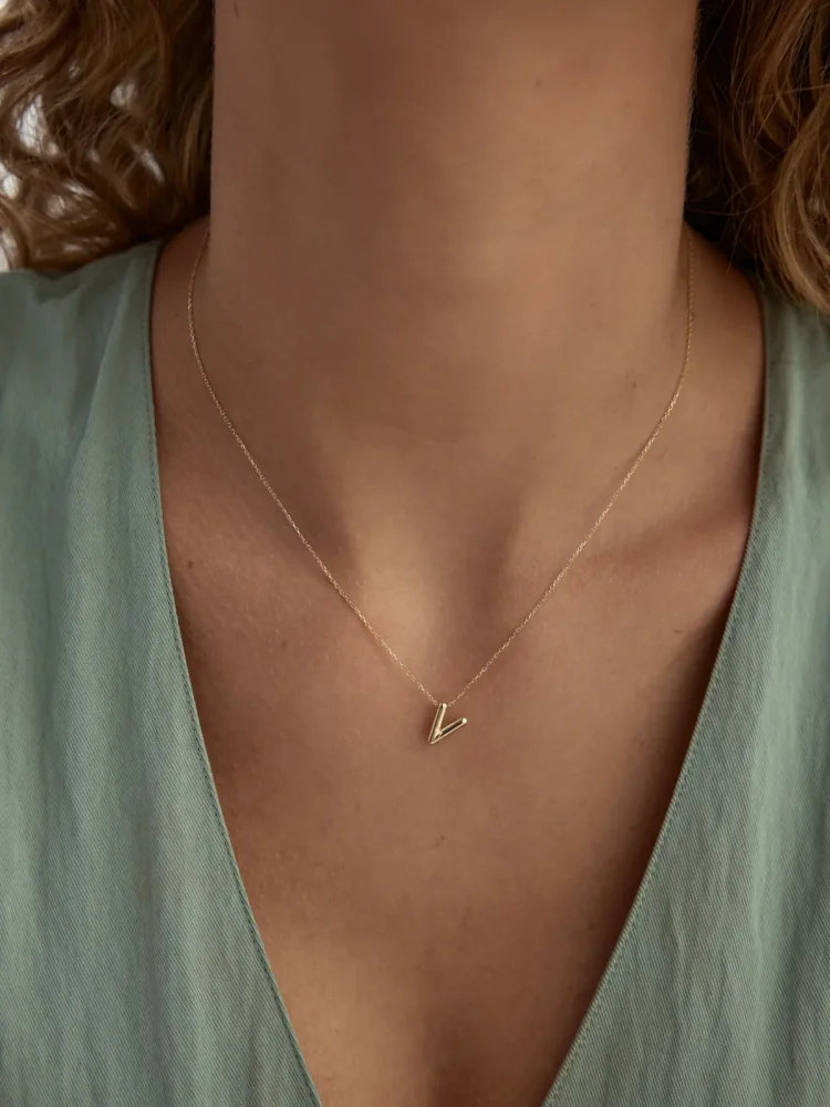 V Harfi Sade 14K Altın Harf Kolye - 2