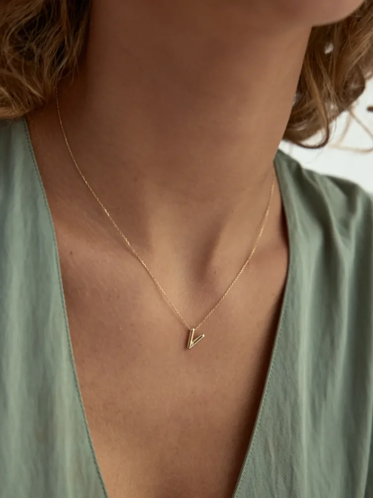 V Harfi Sade 14K Altın Harf Kolye - 3