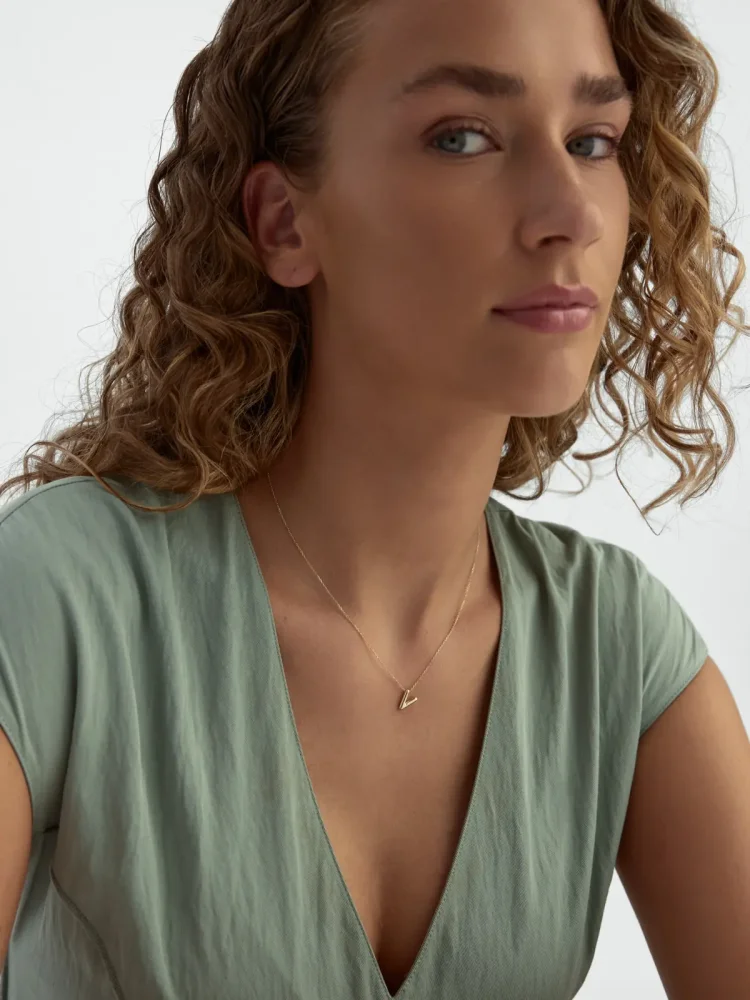 V Harfi Sade 14K Altın Harf Kolye - 4