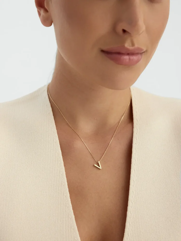 V Harfi Taşlı 14K Altın Harf Kolye - 3