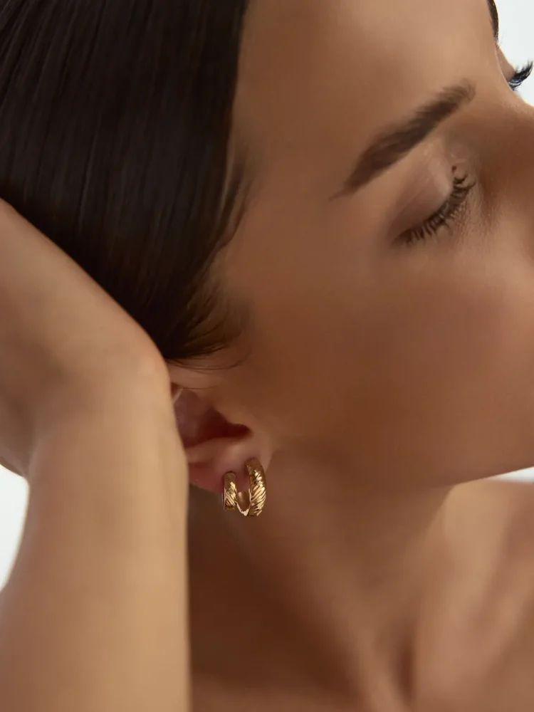 Yarı Bombeli İşlemeli Halka 14K Altın Küpe - 3