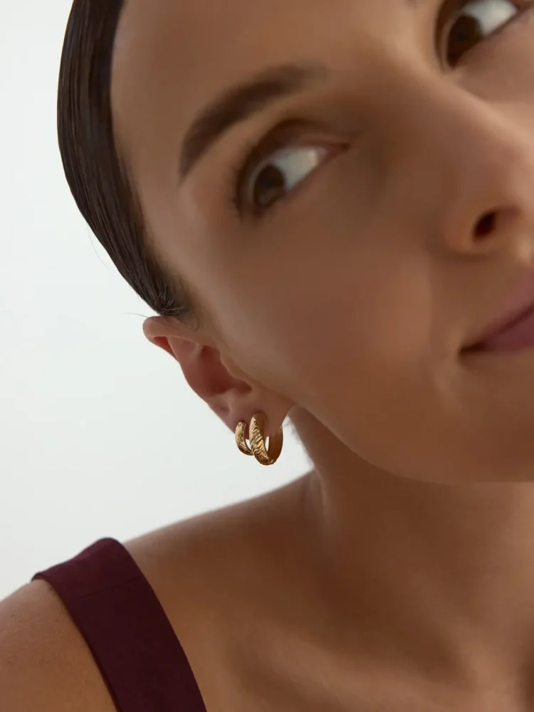 Yarı Bombeli İşlemeli Halka 14K Altın Küpe - 4